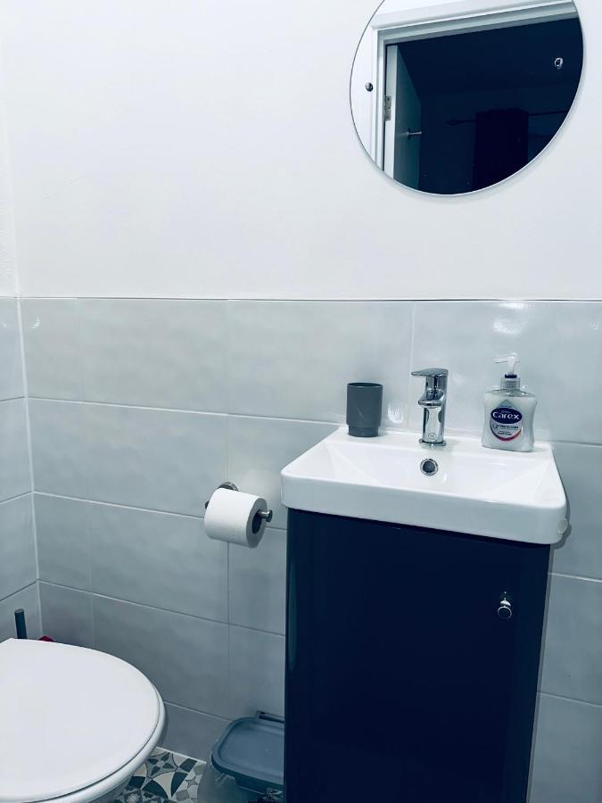 Stylish Town House - Modern Double Room - 1 كوفنتري المظهر الخارجي الصورة